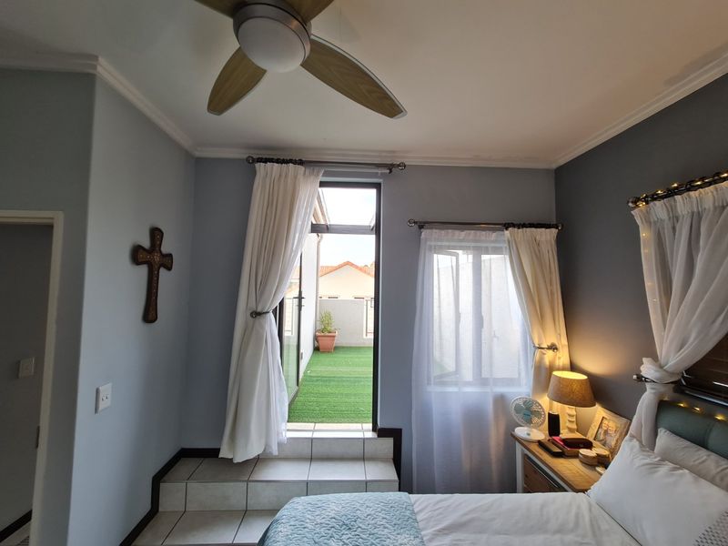 Step into Something Truly Exceptional - Sophisticated Urban Sanctuary in The Matrix - Photo 2