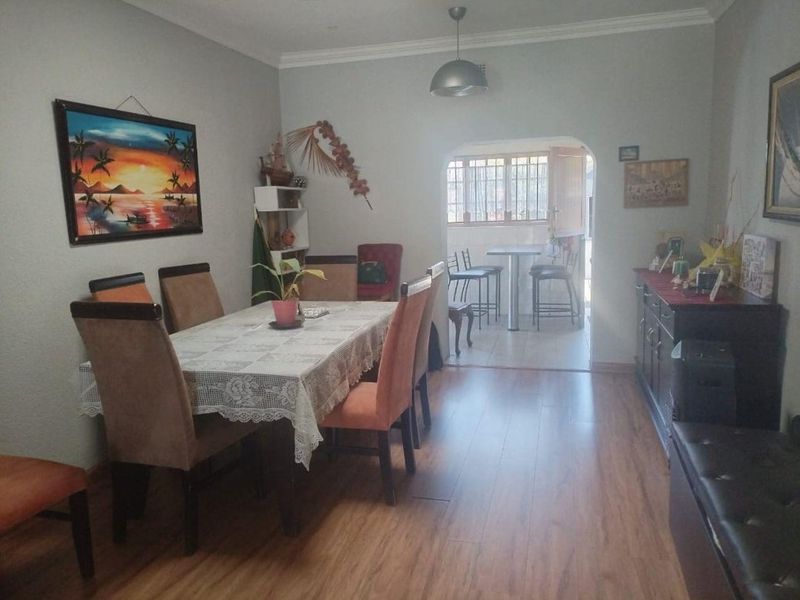 Lovely 4 Bedroom, 3 Bathroom Home, Staff Rooms, No Work Required. - Photo 5