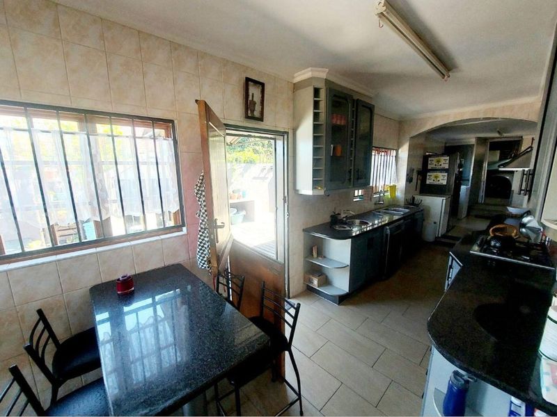 Lovely 4 Bedroom, 3 Bathroom Home, Staff Rooms, No Work Required. - Photo 8