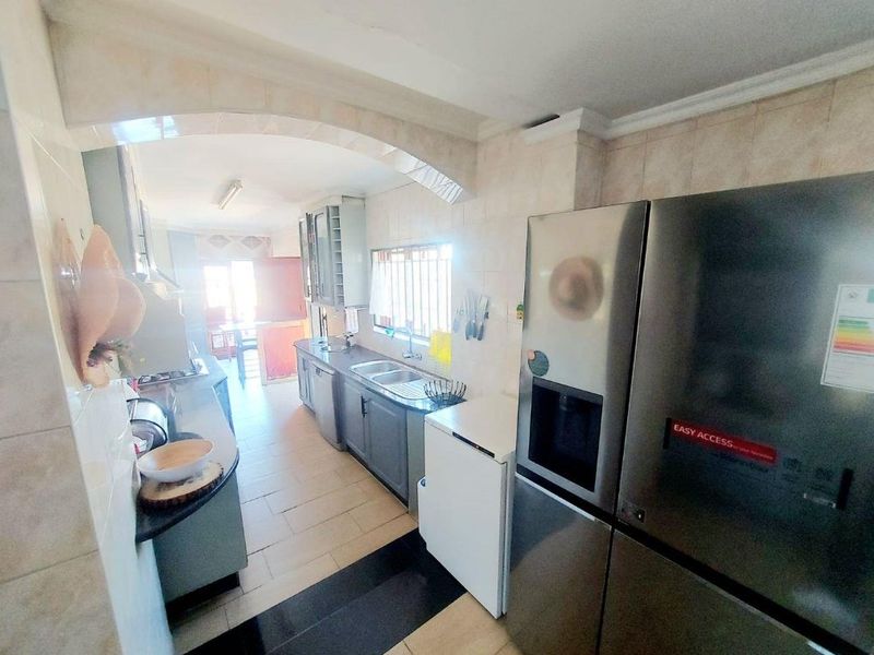 Lovely 4 Bedroom, 3 Bathroom Home, Staff Rooms, No Work Required. - Photo 7