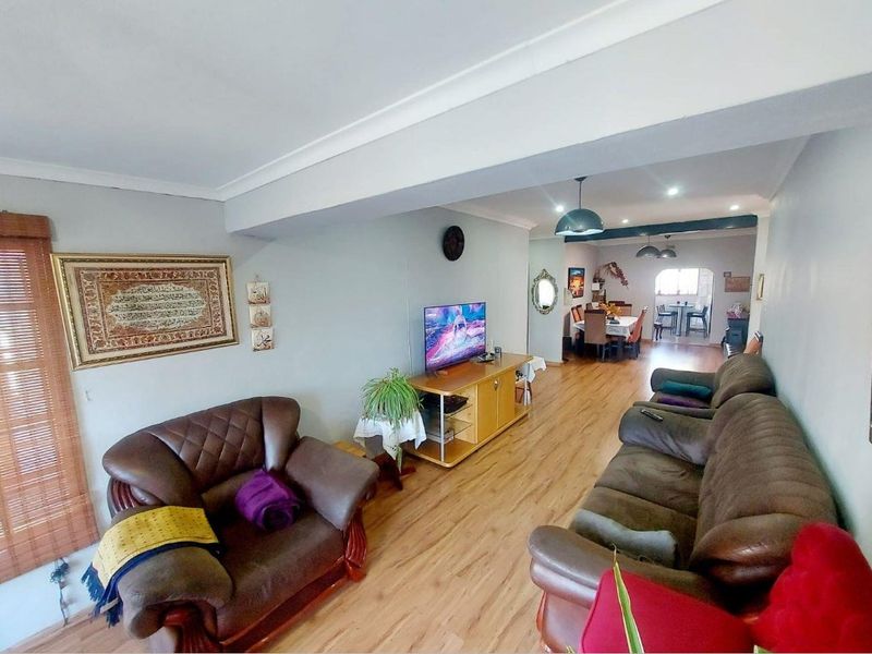 Lovely 4 Bedroom, 3 Bathroom Home, Staff Rooms, No Work Required. - Photo 2