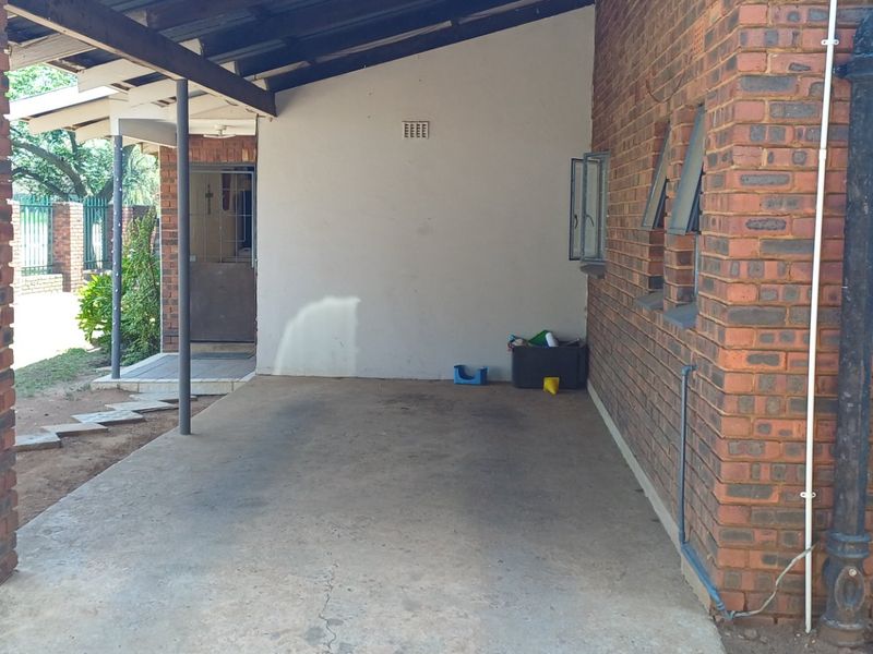 Low Maintenance Corner Property for Sale in Impala Park – Ideal for Home or Business Use - Photo 2