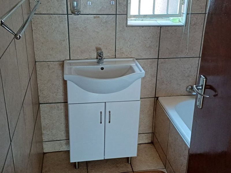 Low Maintenance Corner Property for Sale in Impala Park – Ideal for Home or Business Use - Photo 10