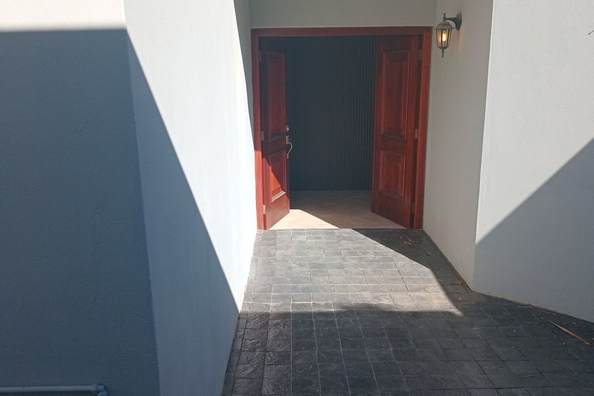 Ground Floor Living in a Home with Two Self-Contained Sections – 3 Beds, 3 Baths & Pet Friendly - Photo 5