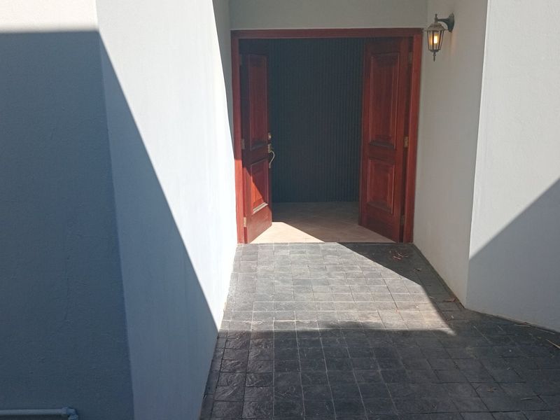 Ground Floor Living in a Home with Two Self-Contained Sections – 3 Beds, 3 Baths & Pet Friendly - Photo 6