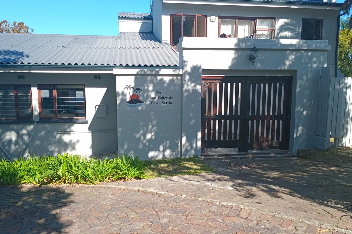 Ground Floor Living in a Home with Two Self-Contained Sections – 3 Beds, 3 Baths & Pet Friendly - Photo 3