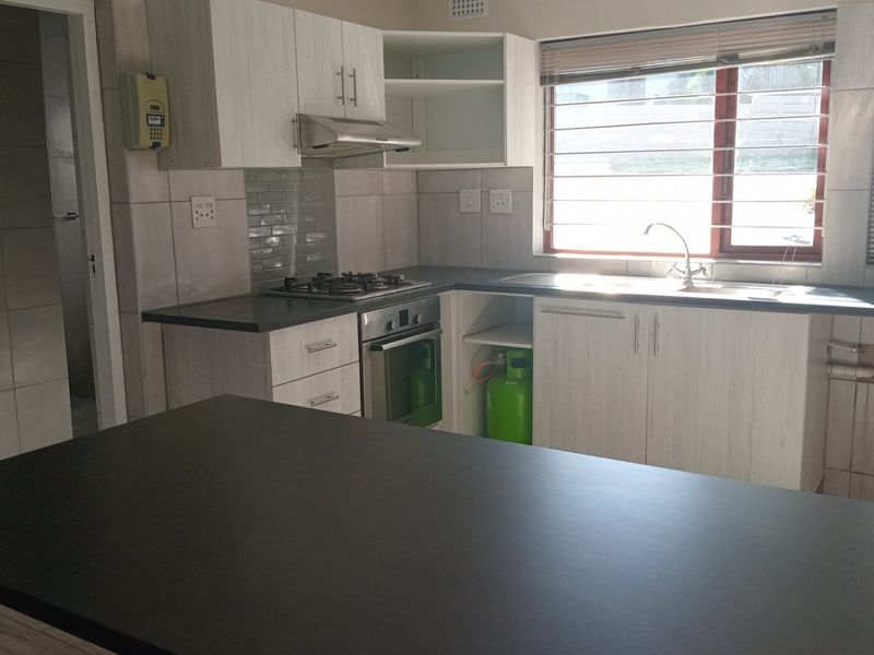 Ground Floor Living in a Home with Two Self-Contained Sections – 3 Beds, 3 Baths & Pet Friendly - Photo 10