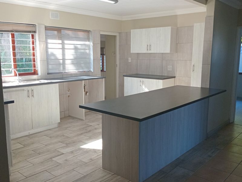 Ground Floor Living in a Home with Two Self-Contained Sections – 3 Beds, 3 Baths & Pet Friendly - Photo 9