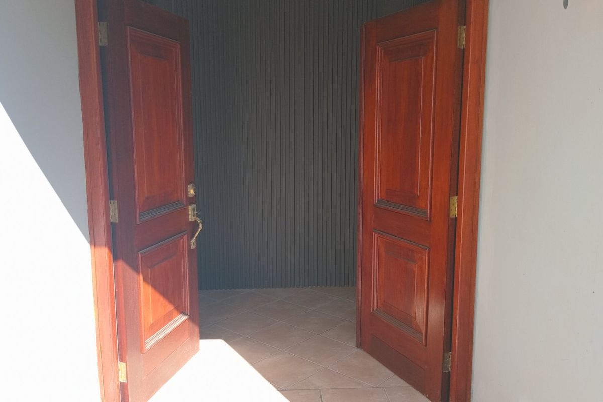 Ground Floor Living in a Home with Two Self-Contained Sections – 3 Beds, 3 Baths & Pet Friendly - Photo 2