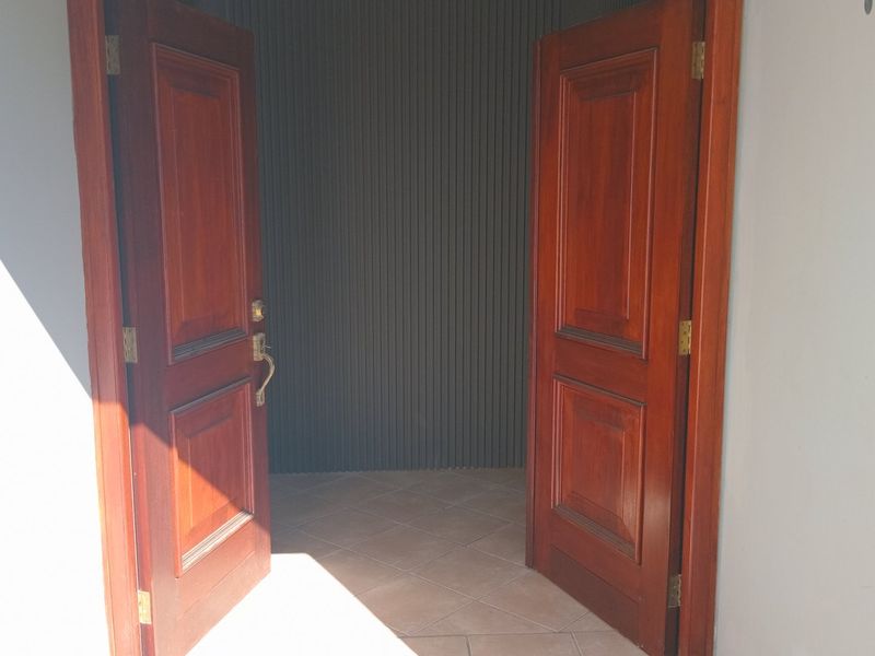 Ground Floor Living in a Home with Two Self-Contained Sections – 3 Beds, 3 Baths & Pet Friendly - Photo 4