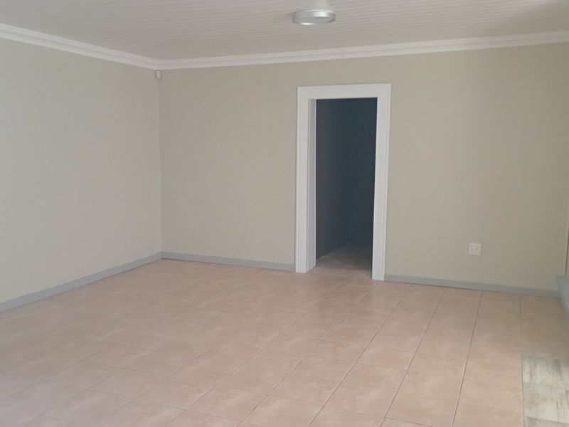 Ground Floor Living in a Home with Two Self-Contained Sections – 3 Beds, 3 Baths & Pet Friendly - Photo 8