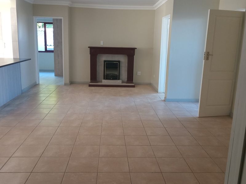 Ground Floor Living in a Home with Two Self-Contained Sections – 3 Beds, 3 Baths & Pet Friendly - Photo 7