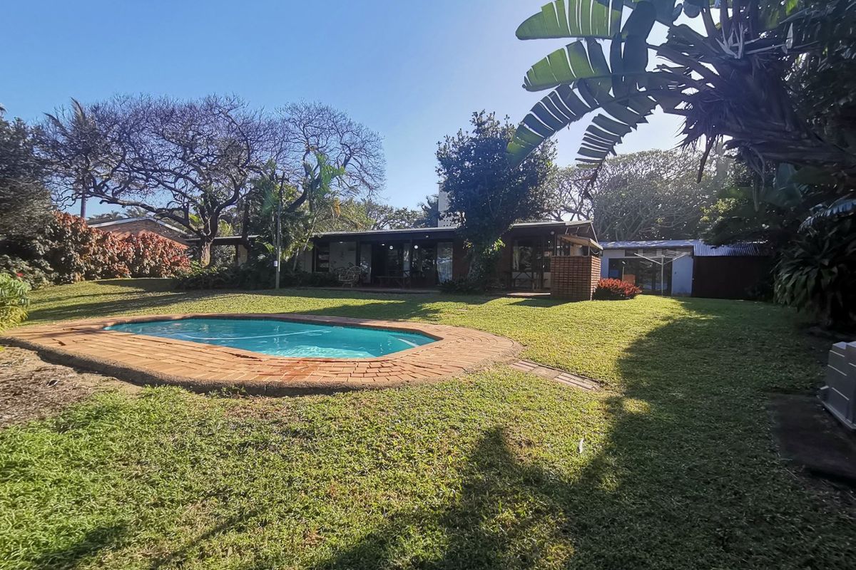 Direct access to the beach, house plus a flat let, swimming pool. - Photo 3