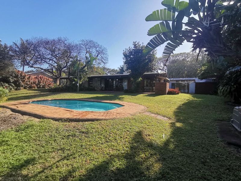 Direct access to the beach, house plus a flat let, swimming pool. - Photo 3