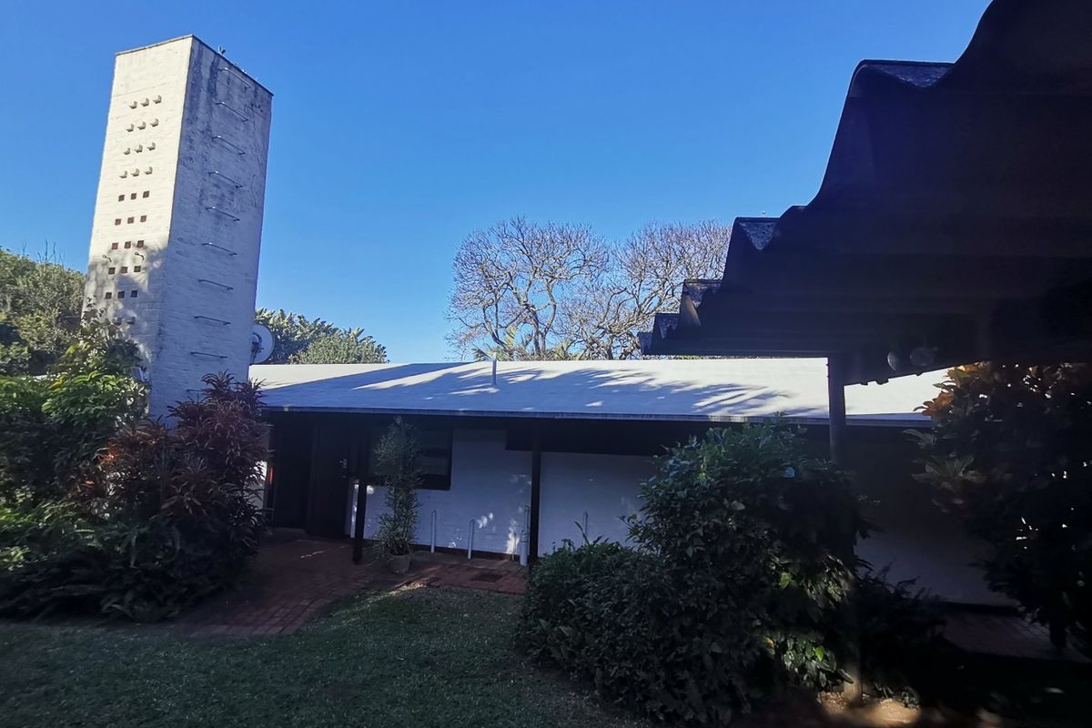 Direct access to the beach, house plus a flat let, swimming pool. - Photo 4