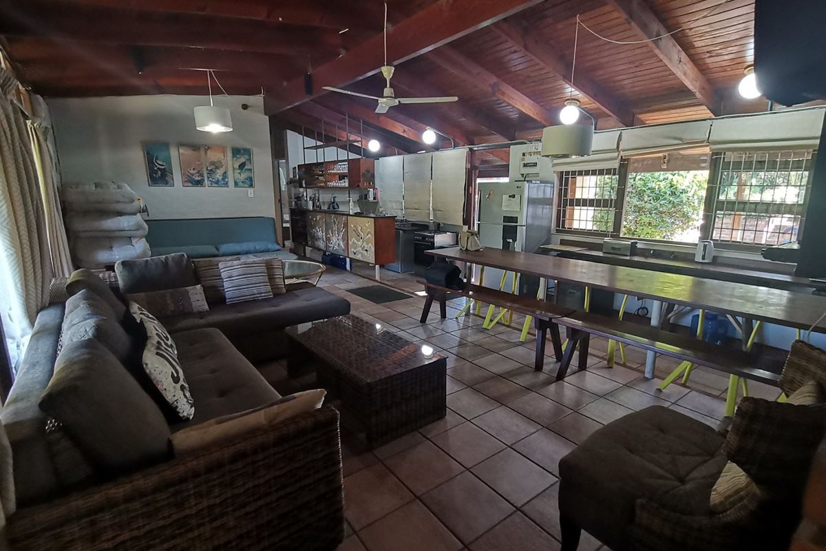 Direct access to the beach, house plus a flat let, swimming pool. - Photo 2