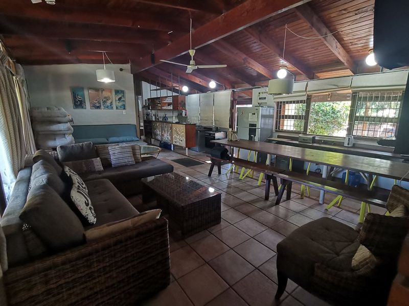 Direct access to the beach, house plus a flat let, swimming pool. - Photo 2