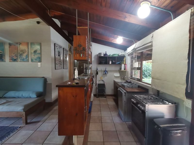 Direct access to the beach, house plus a flat let, swimming pool. - Photo 9