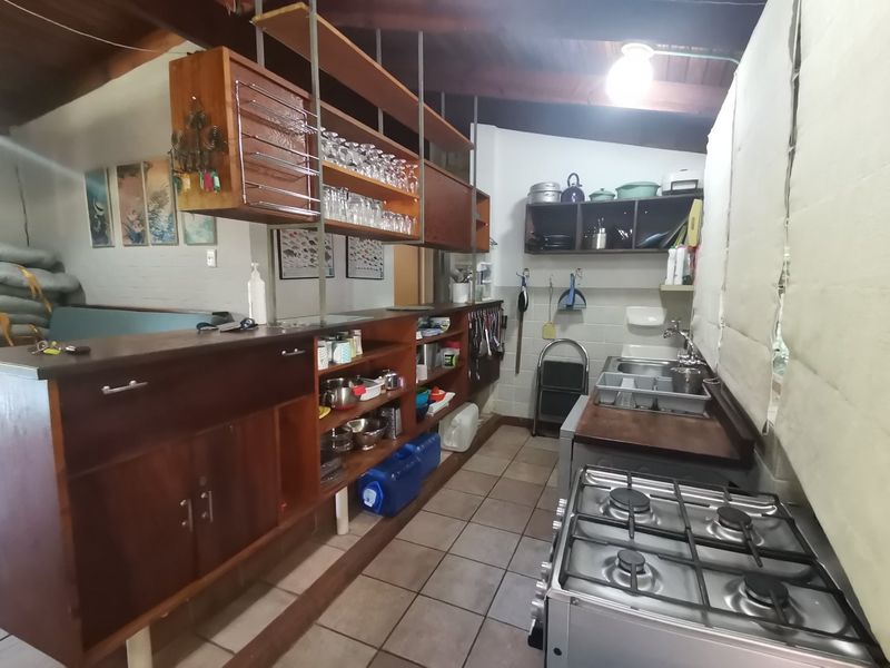 Direct access to the beach, house plus a flat let, swimming pool. - Photo 8