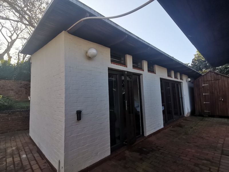 Direct access to the beach, house plus a flat let, swimming pool. - Photo 6