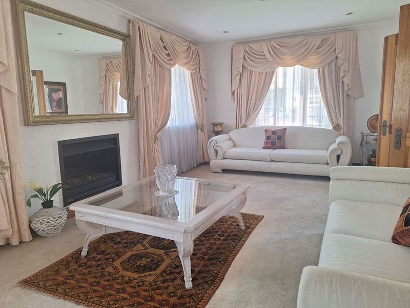 Spacious Family Home with Modern Amenities - Photo 2