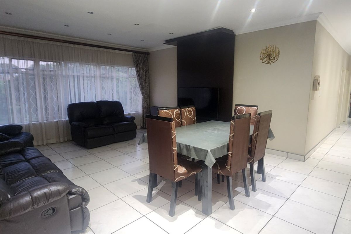 Beautiful & Spacious  Flat for Sale in Laudium - Photo 4