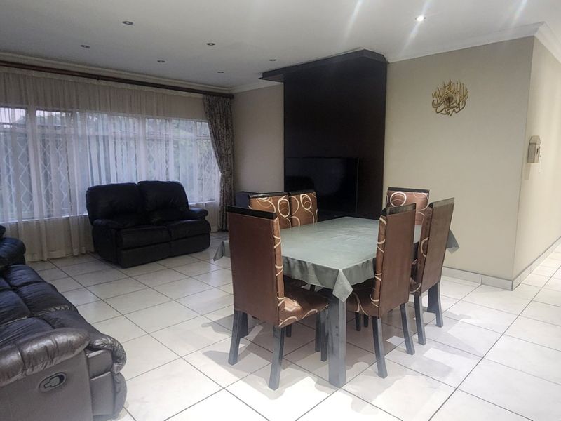 Beautiful & Spacious  Flat for Sale in Laudium - Photo 4