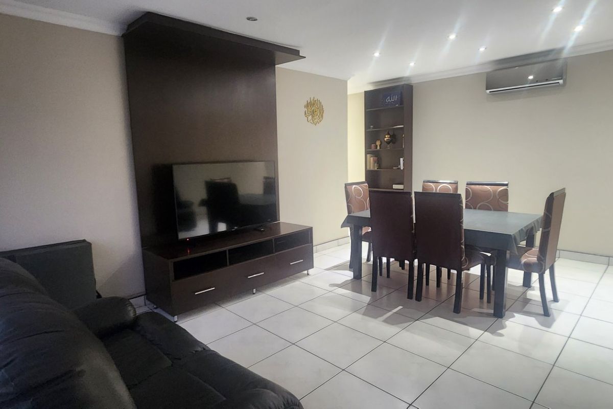 Beautiful & Spacious  Flat for Sale in Laudium - Photo 5