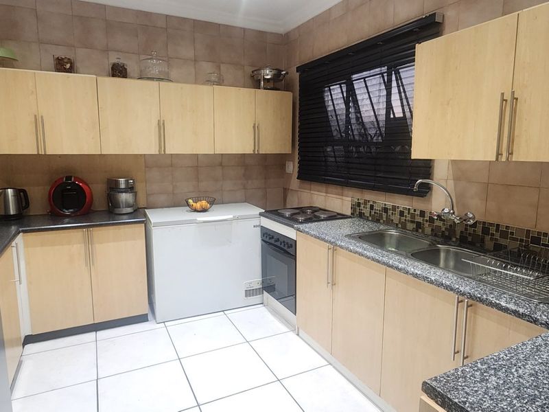 Beautiful & Spacious  Flat for Sale in Laudium - Photo 9