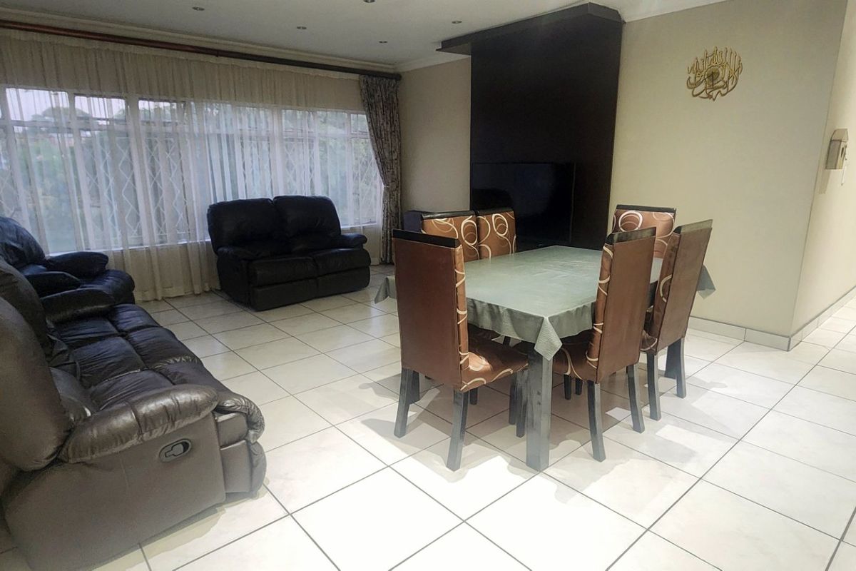 Beautiful & Spacious  Flat for Sale in Laudium - Photo 3