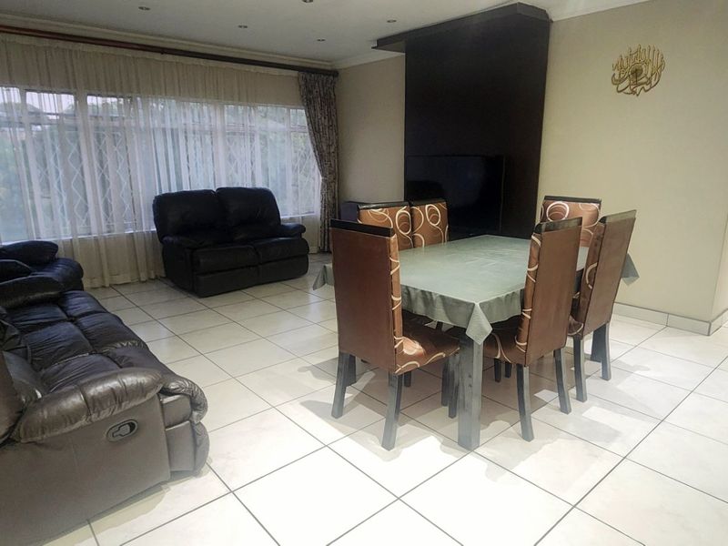 Beautiful & Spacious  Flat for Sale in Laudium - Photo 3