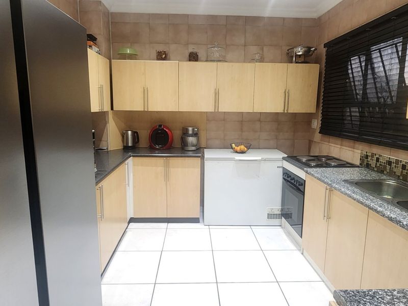Beautiful & Spacious  Flat for Sale in Laudium - Photo 8