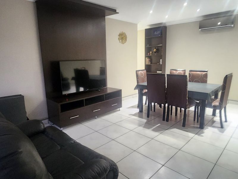 Beautiful & Spacious  Flat for Sale in Laudium - Photo 6