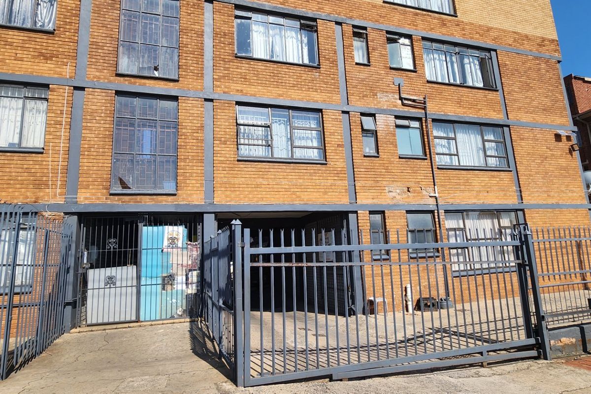 Beautiful & Spacious  Flat for Sale in Laudium - Photo 2