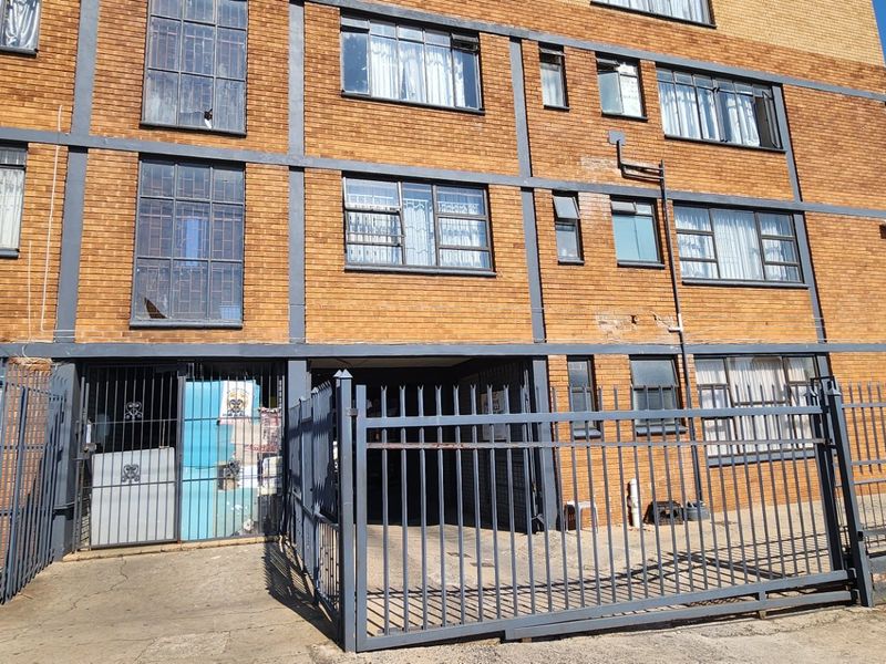 Beautiful & Spacious  Flat for Sale in Laudium - Photo 2