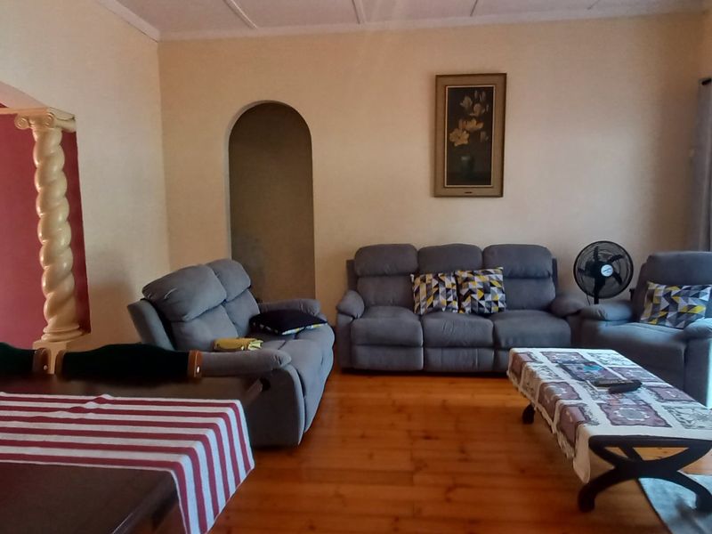 Neat and spacious 3 Bedroom home in Umbilo - Photo 6