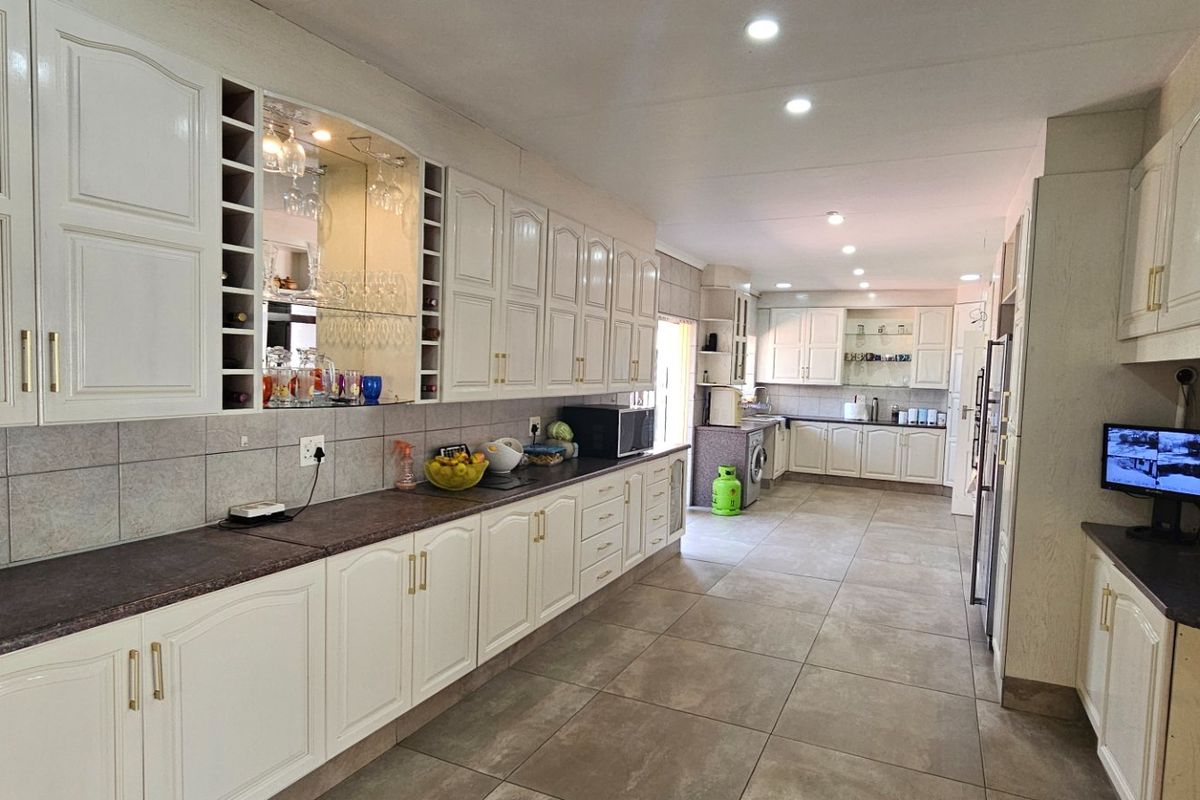 Top Location! Family Home with Income Potential - Photo 2