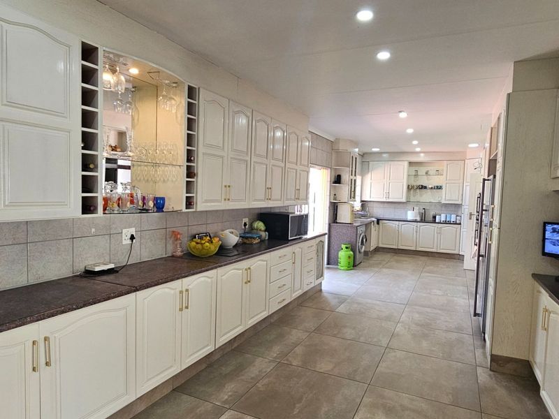 Top Location! Family Home with Income Potential - Photo 2
