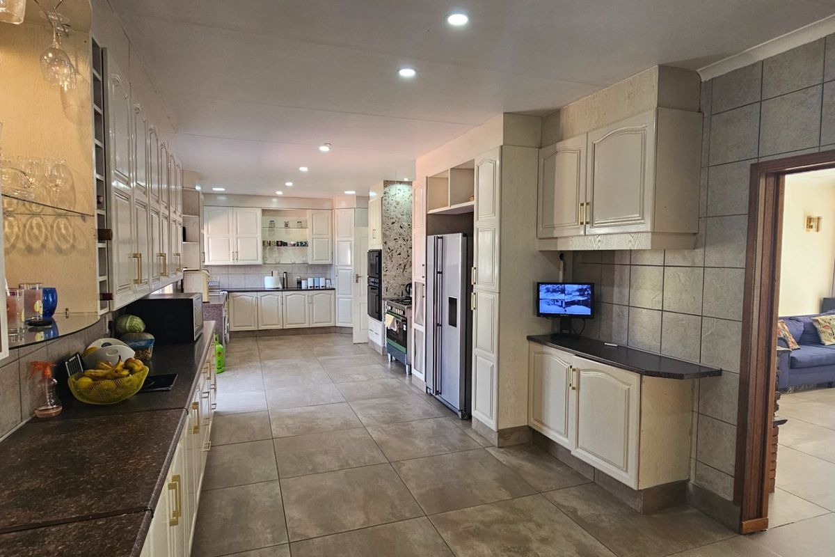 Top Location! Family Home with Income Potential - Photo 3
