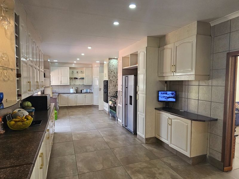 Top Location! Family Home with Income Potential - Photo 3