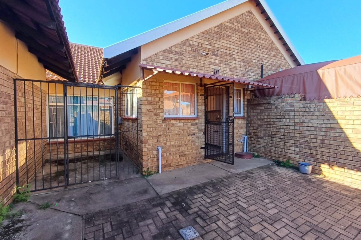 2-Bedroom Townhouse for Sale in Prime Stilfontein Ext 4 Location - Photo 2