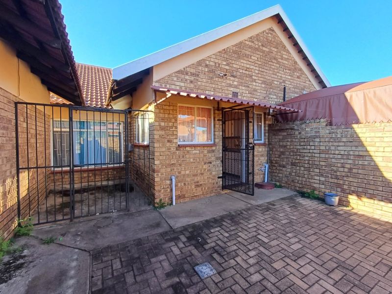 2-Bedroom Townhouse for Sale in Prime Stilfontein Ext 4 Location - Photo 2