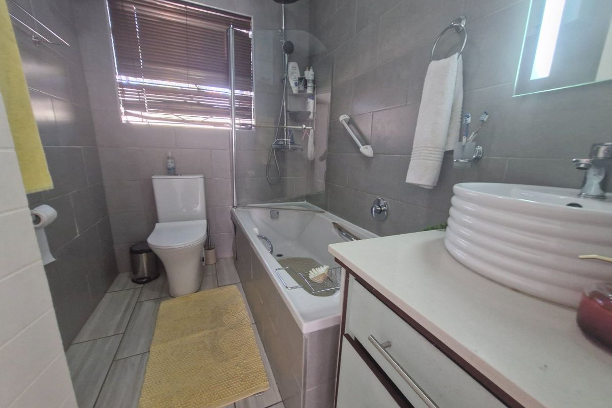 2 Bedroom 1 Bathroom  ,  Stunning  Nice North-Facing Downstairs Townhouse With Communal Garden - Photo 5