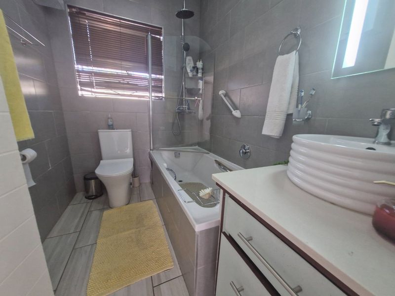 2 Bedroom 1 Bathroom  ,  Stunning  Nice North-Facing Downstairs Townhouse With Communal Garden - Photo 5