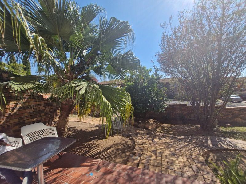 2 Bedroom 1 Bathroom  ,  Stunning  Nice North-Facing Downstairs Townhouse With Communal Garden - Photo 6