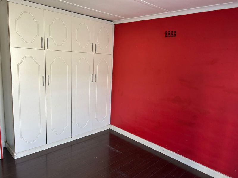 Three bedroom "move in ready " - Photo 9