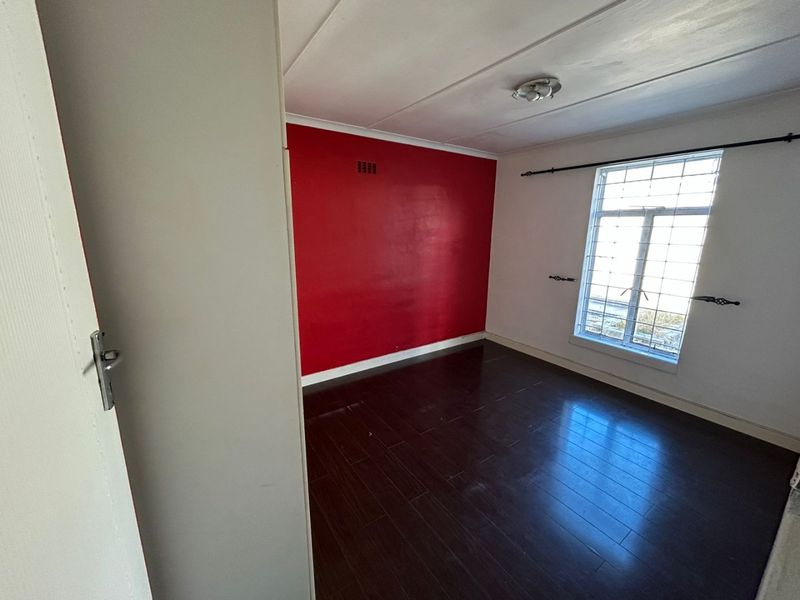 Three bedroom "move in ready " - Photo 8