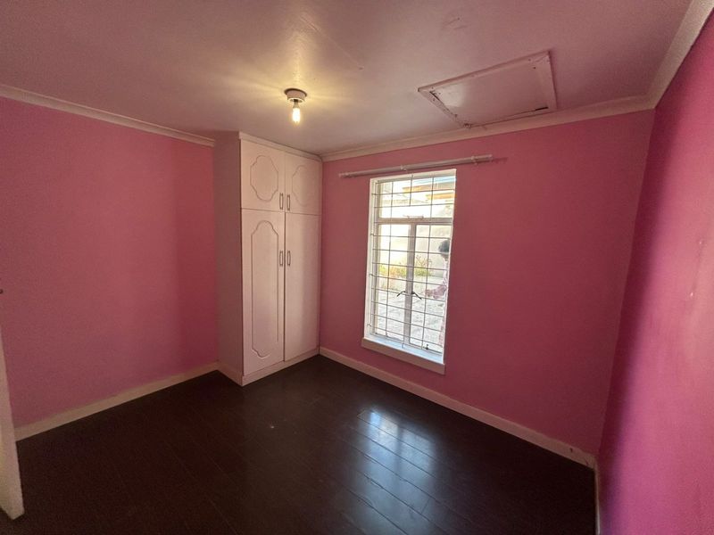 Three bedroom "move in ready " - Photo 7