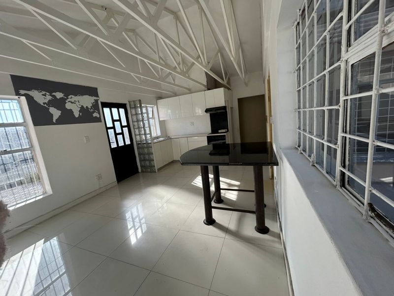 Three bedroom "move in ready " - Photo 3