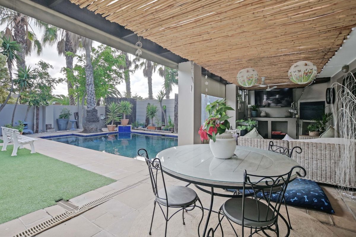 This luxury 4-bedroom residence combines modern sophistication with a relaxed Cape Town lifestyle.                           - Photo 2